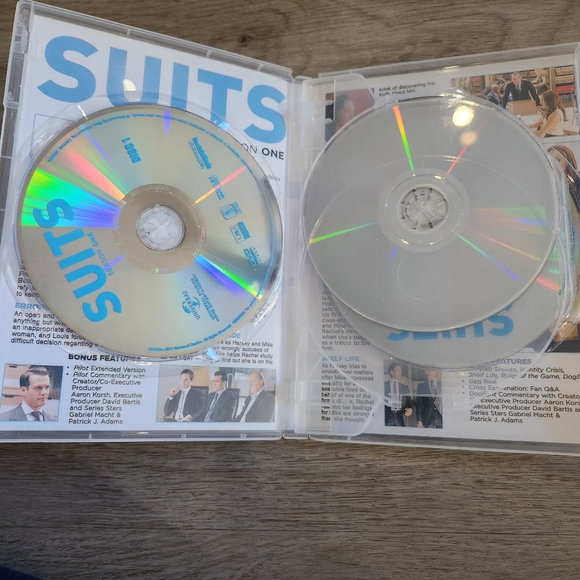 Seasons 1-3 of Suits (DVD) - Picture 7 of 8